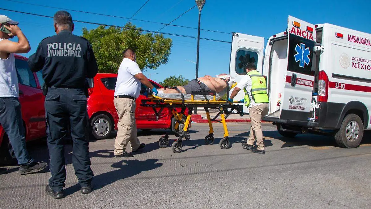 ambulancia-trasladando-herido-accidente-vial-la-paz