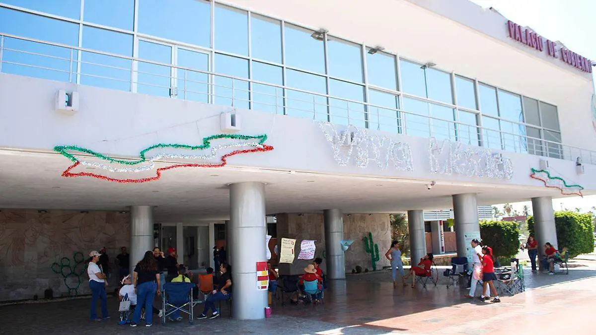 docentes-explanada-palacio-gobierno-baja-california-sur