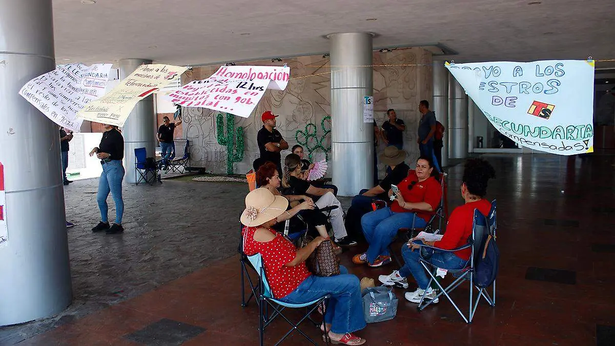 docentes-sentados-explanada-palacio-gobierno-baja-california-sur
