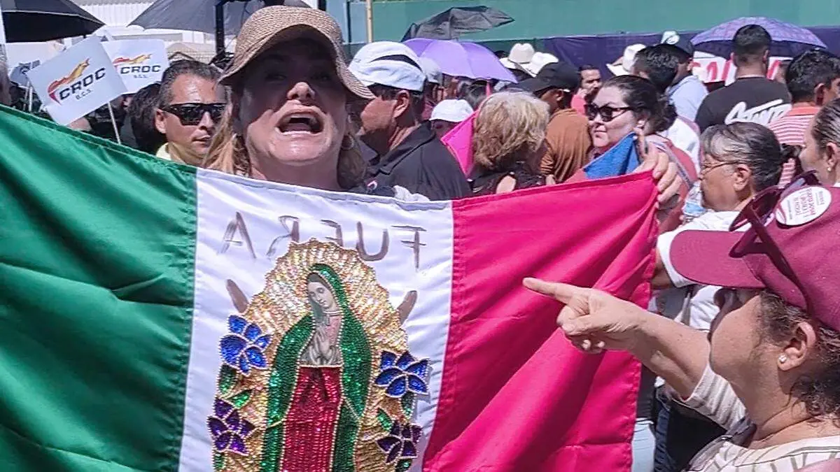 manifestante-confrontada-virgen-de-guadalupe