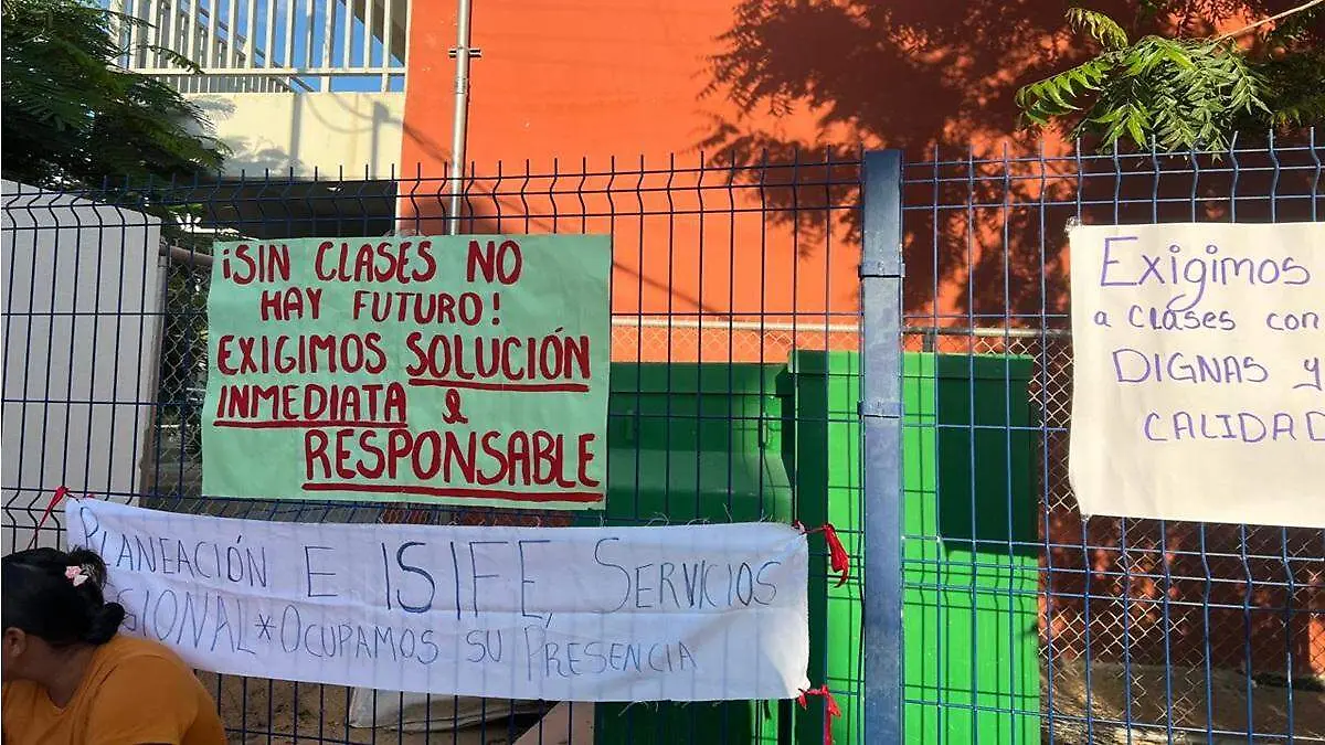 cartulinas-protesta-rejas-escuela-marisela-escobedo