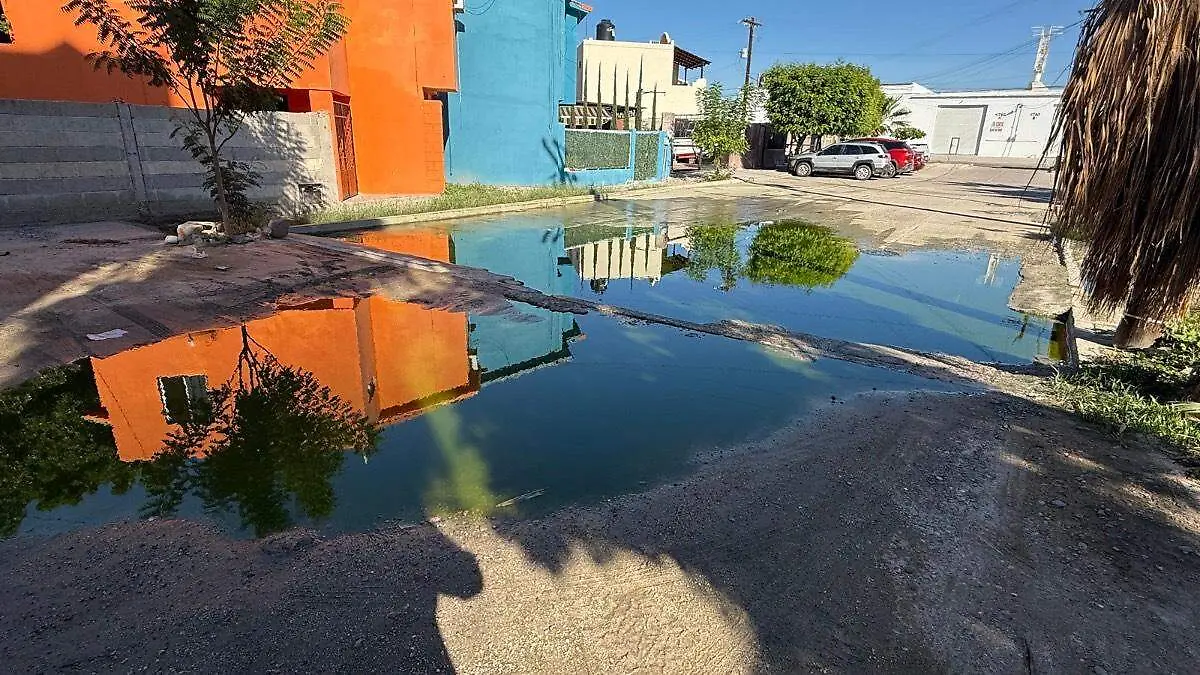aguas-negras-saliendo-drenaje-colonia-arcos-sol-la-paz