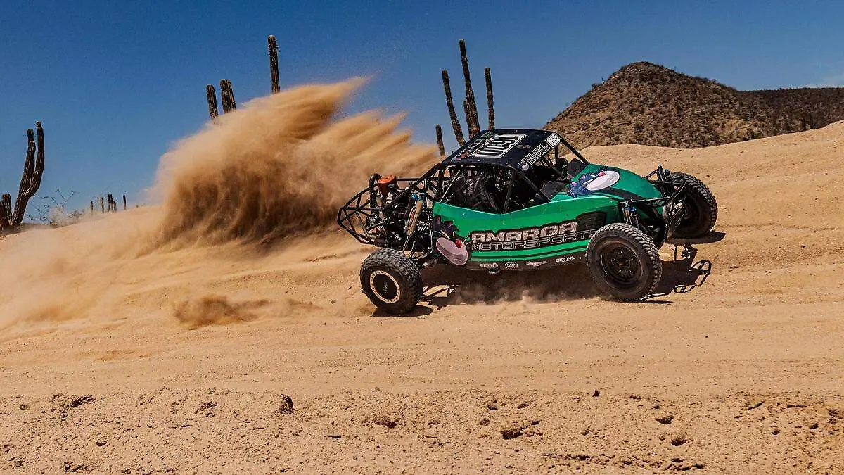 auto-verde-off-road-durante-carrera-pro-baja-desierto