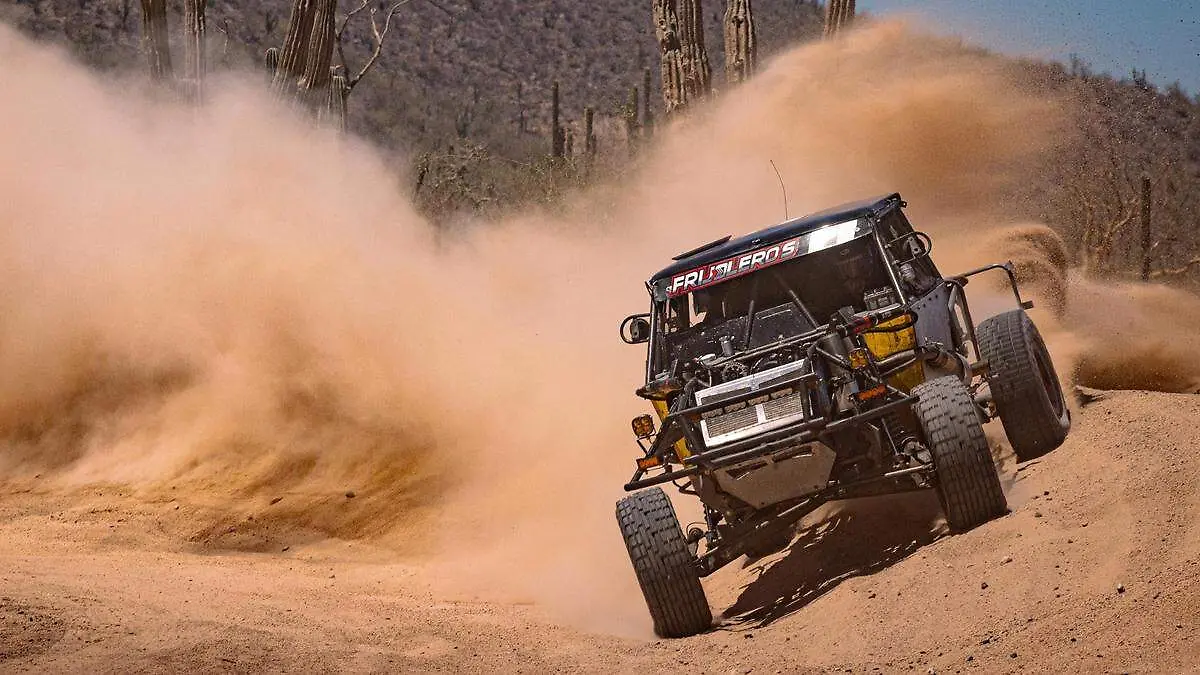 auto-isaac-mercado-off-road-durante-carrera-pro-baja-desierto