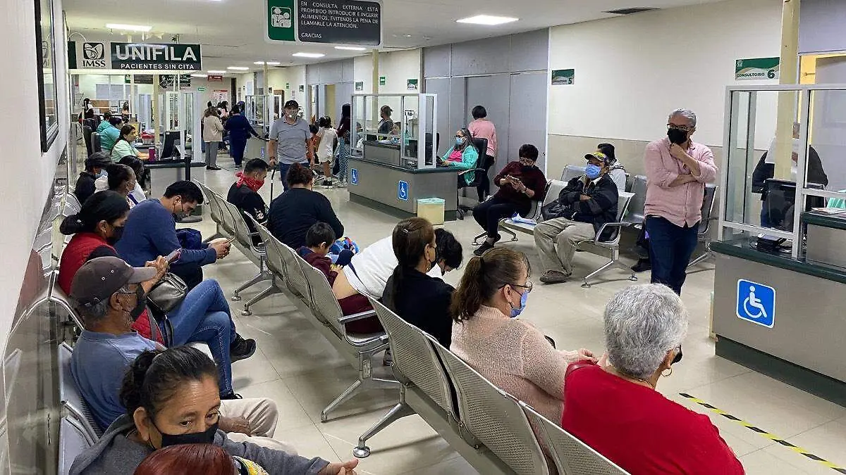 personas- esperan-turno-sala-unidad-medicina-familiar-numero-34-imss-la-paz