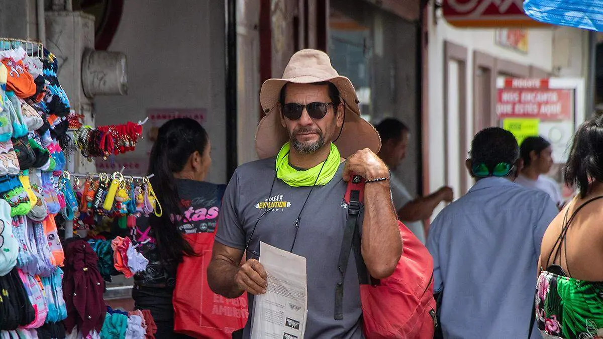hombre-usando-sombrero-lentes-caminando-calle-bajo-sol