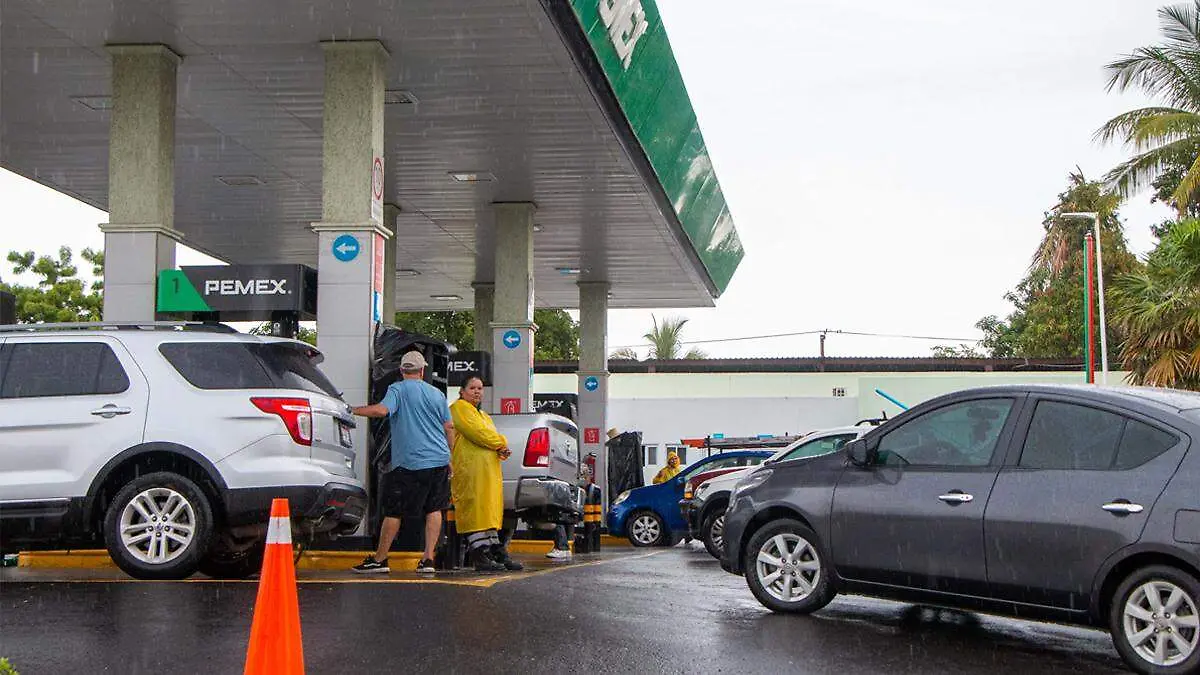 autos-haciendo-filas-cargar-gasolina-durante-lluvia-la-paz
