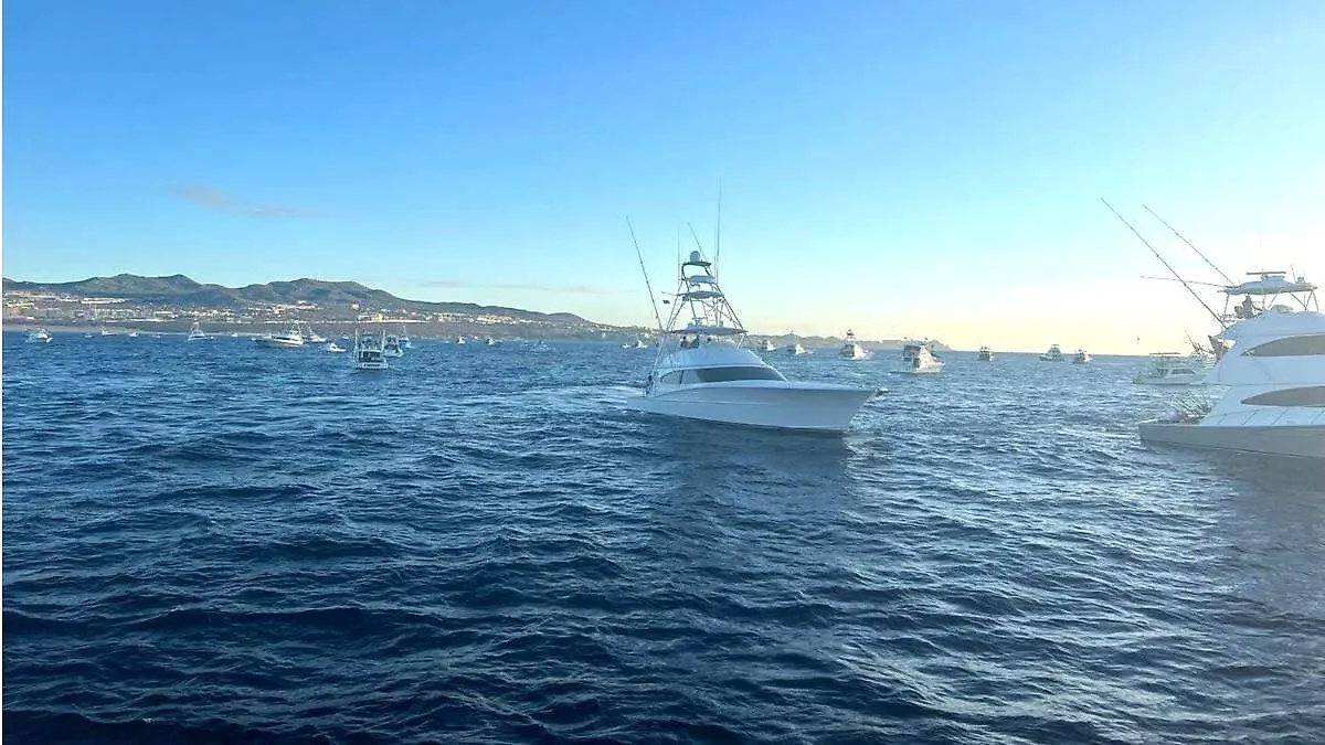 embarcaciones-bahia-cabo-san-lucas-pescando-durante-torneo