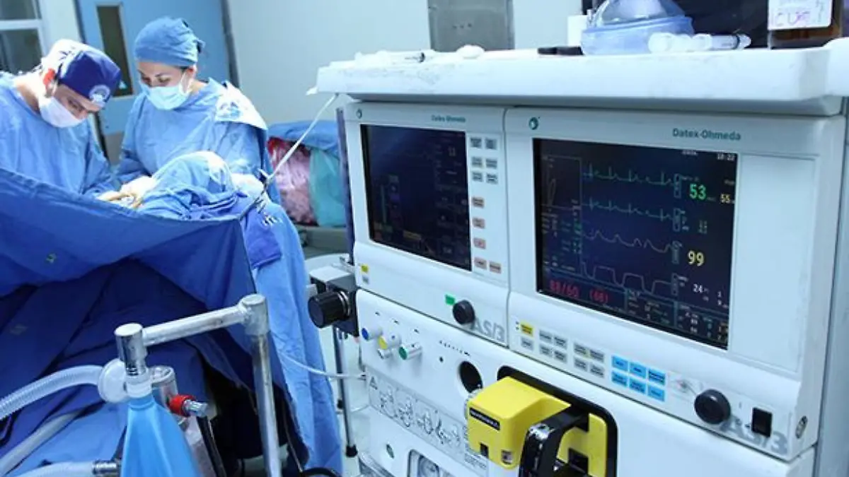 personal-salud-durante-operacion-quirofano