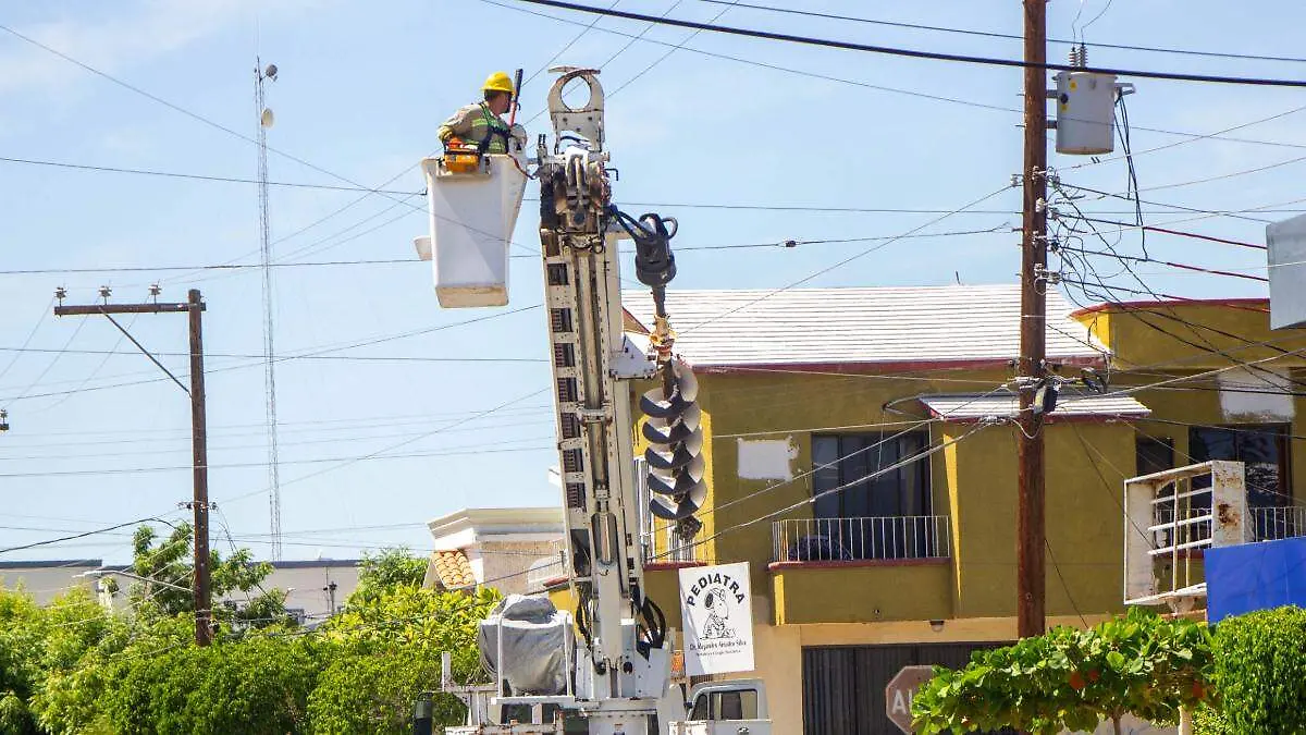 personal-cfe-transformador-calle