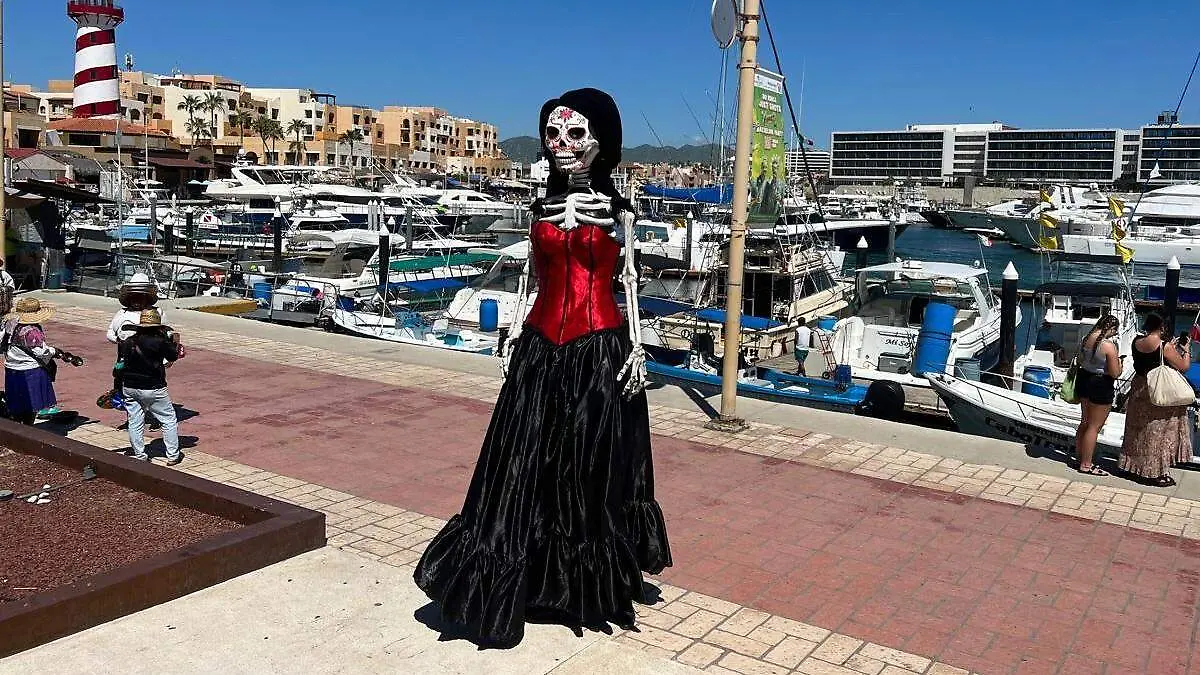 escultura-catrina-carton-marina-cabo-san-lucas