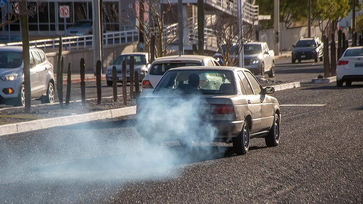 automovil-expulsando-humo-en-la-paz