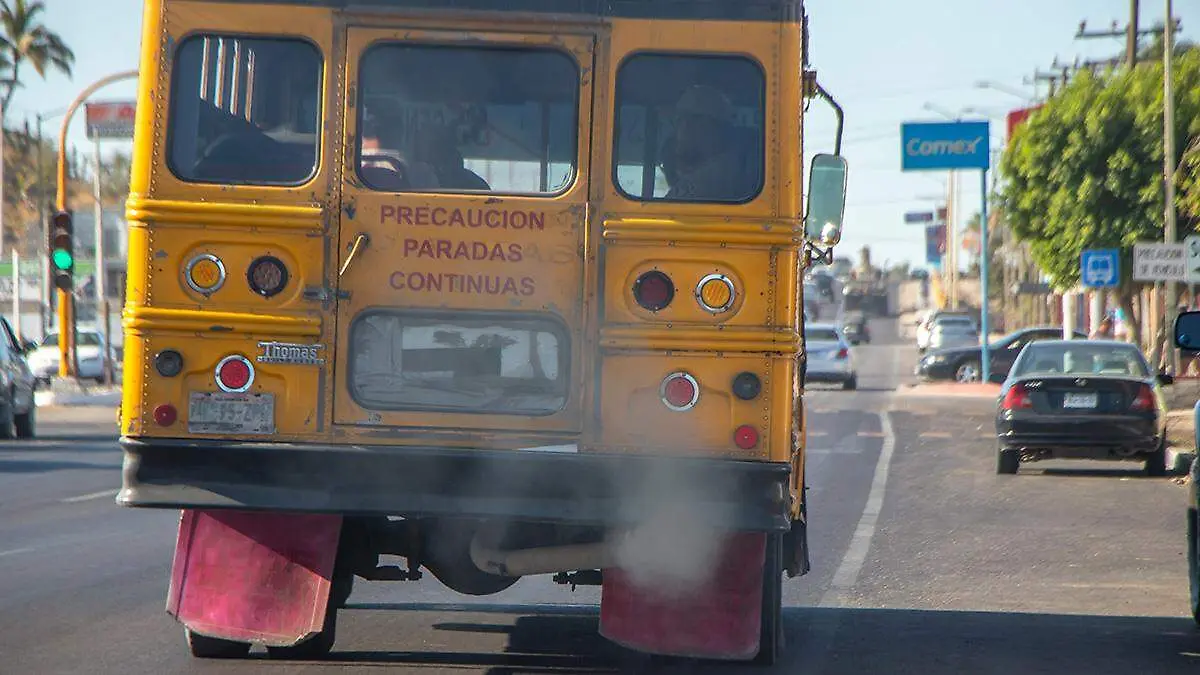 transporte-publico-expulsando-humo calles de la paz