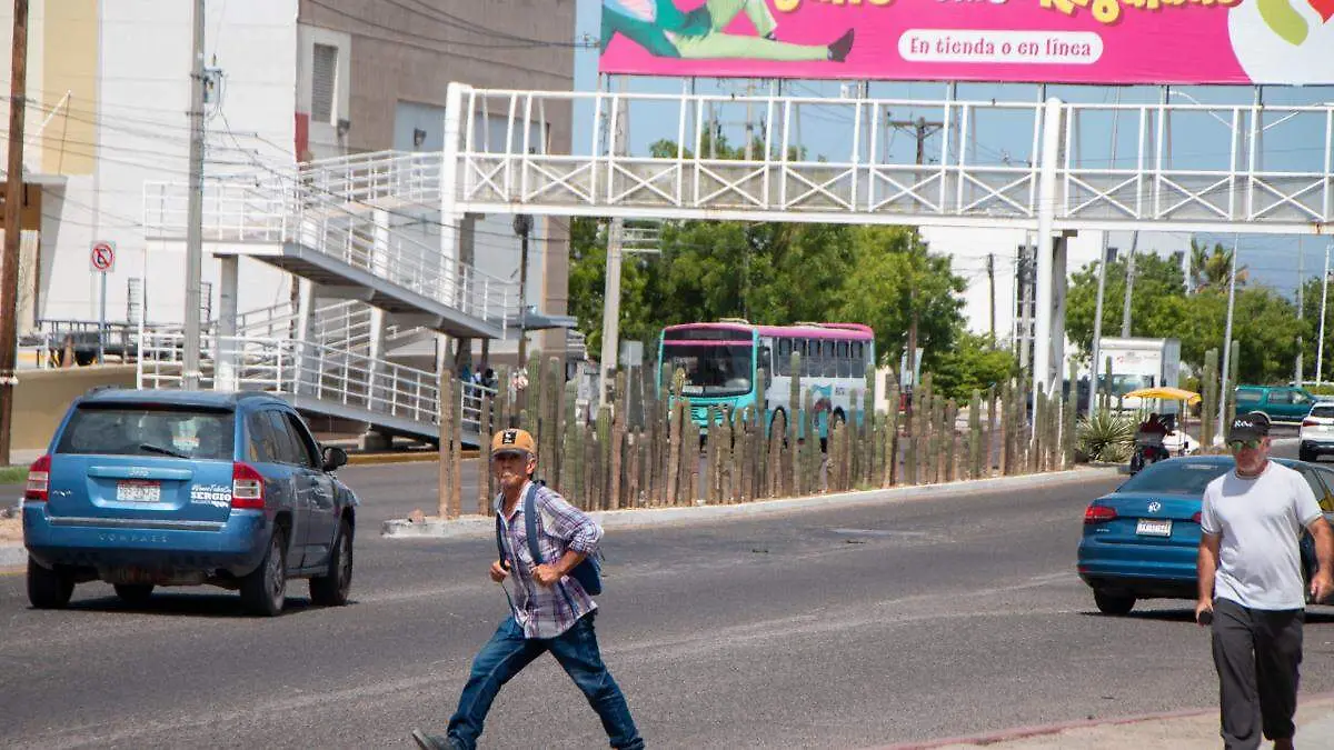 peatones-cuzando-boulevard-forjadores