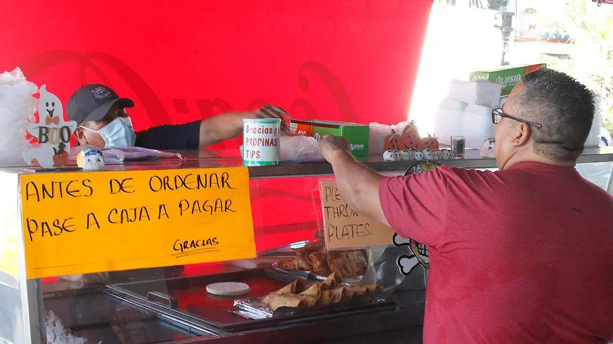 tony-despachando-tacos-de-pescado