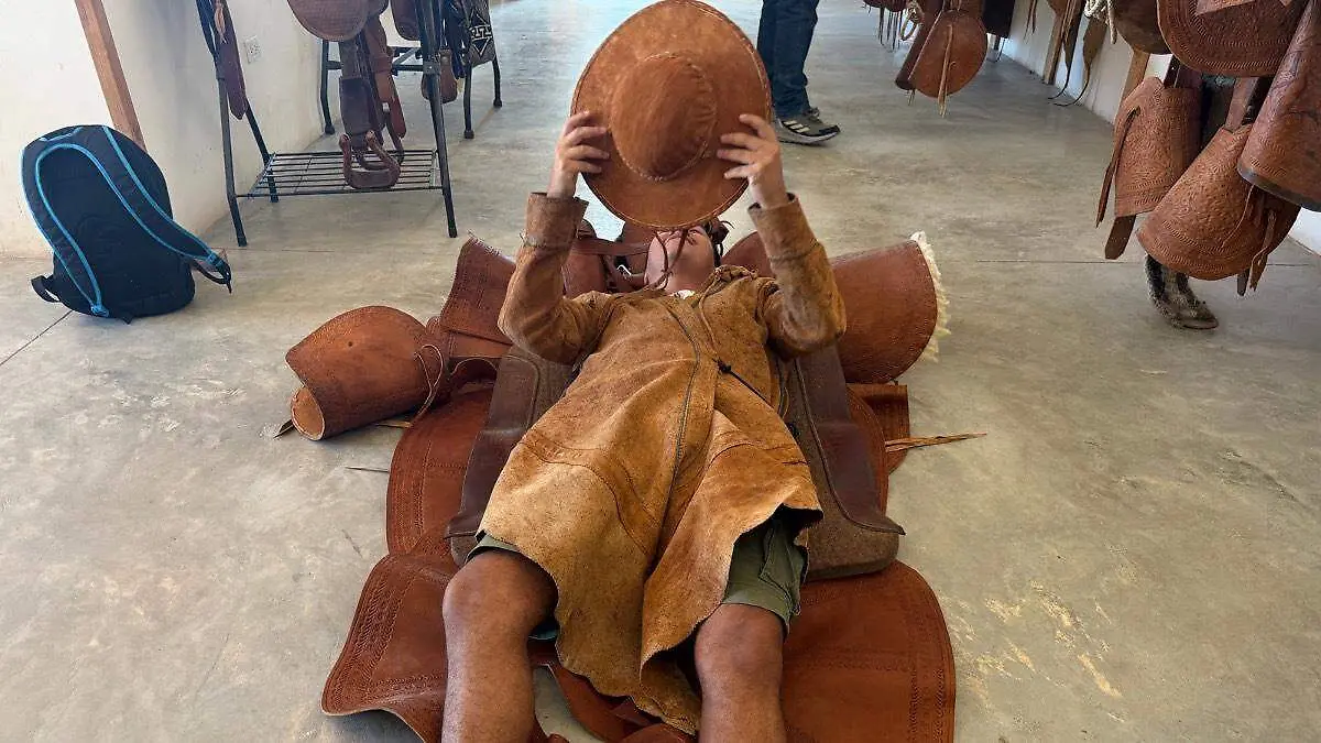 Perdona caracterizada con cuera y campamento