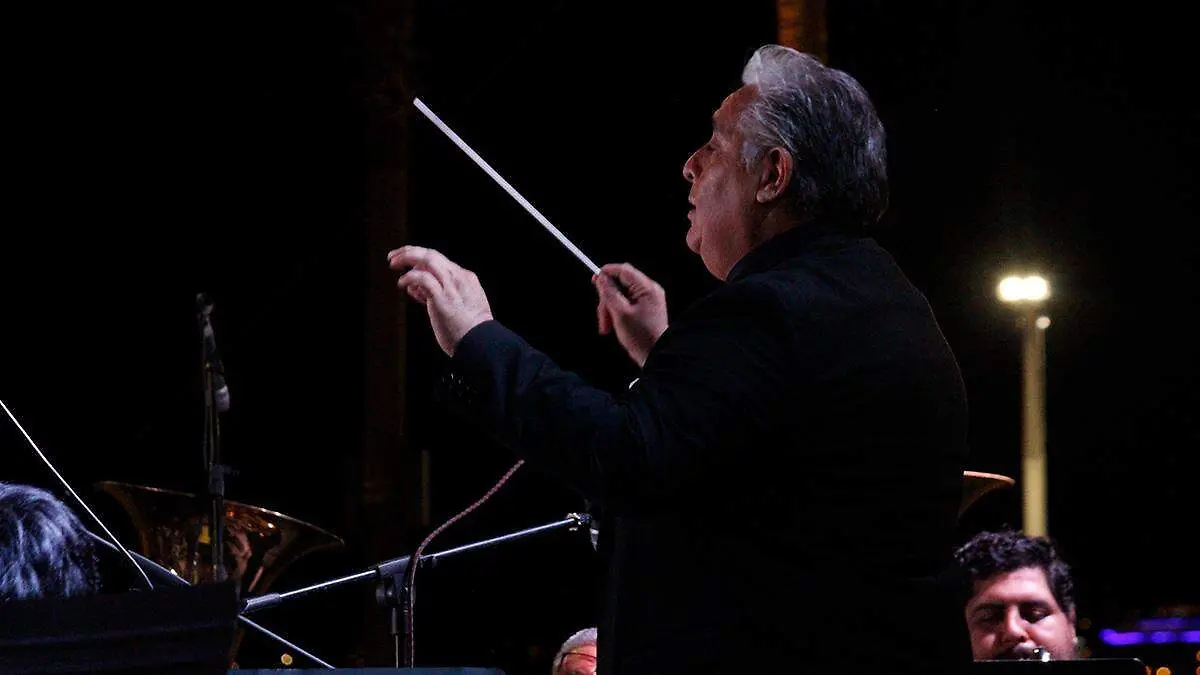 director-orquesta-sinfonica-tocando-malecon-la-paz-aniversario