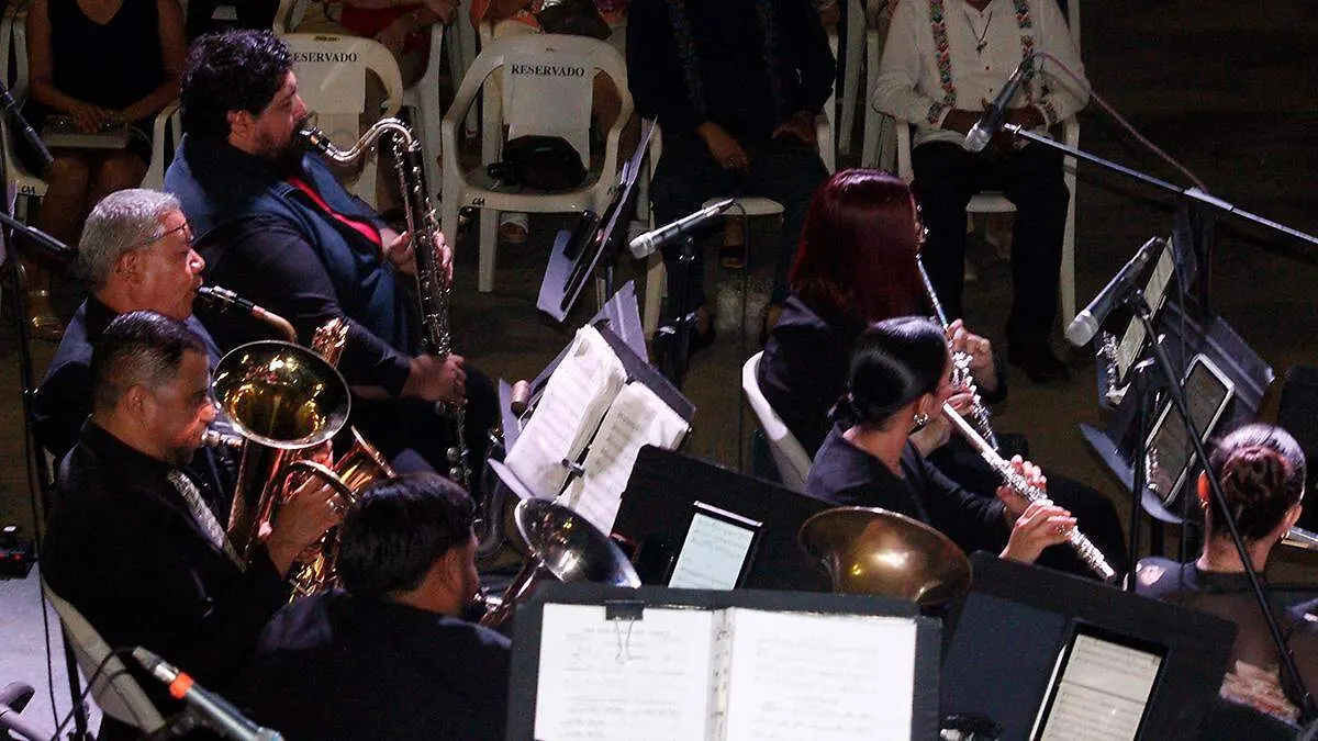 musicos-orquesta-sinfonica-tocando-malecon-la-paz-aniversario