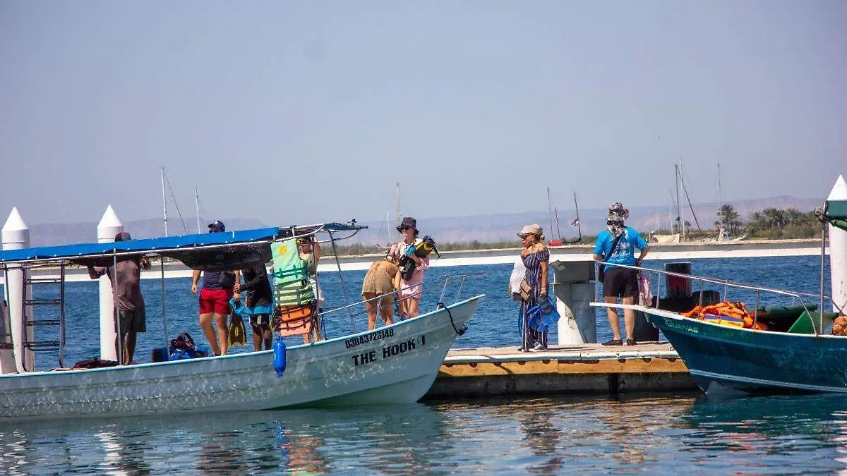 turistas-embarcacion-bahia-la-paz