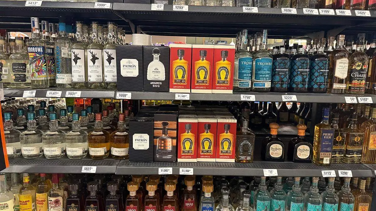 estante-supermercado-botellas-bebidas-alcoholicas