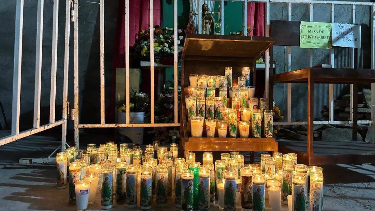 Veladoras en la capilla de san judas tadeo la paz