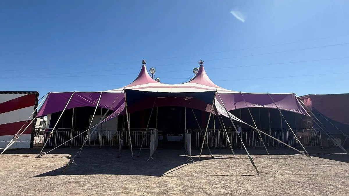 Entrada principal del circo Anderson en La Paz