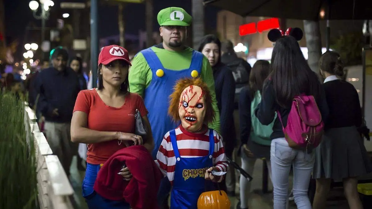 familia-disfrazada-pidiendo-dulces-calle