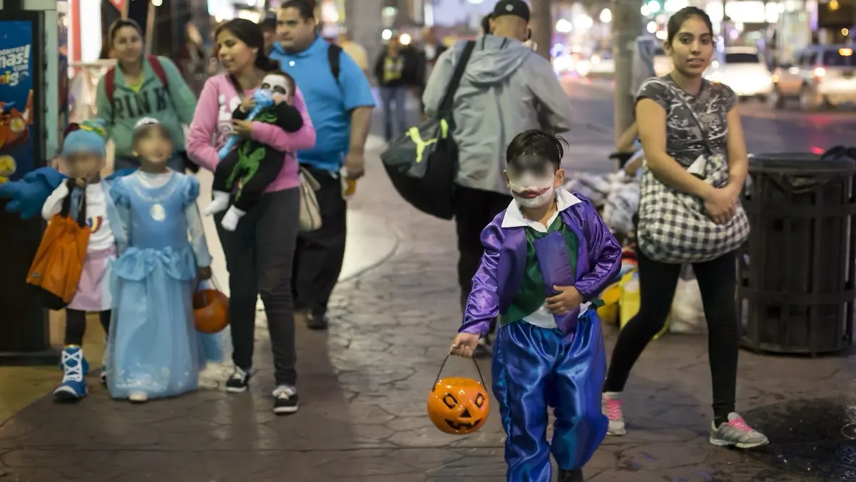 familias-pidiendo-dulces-calle