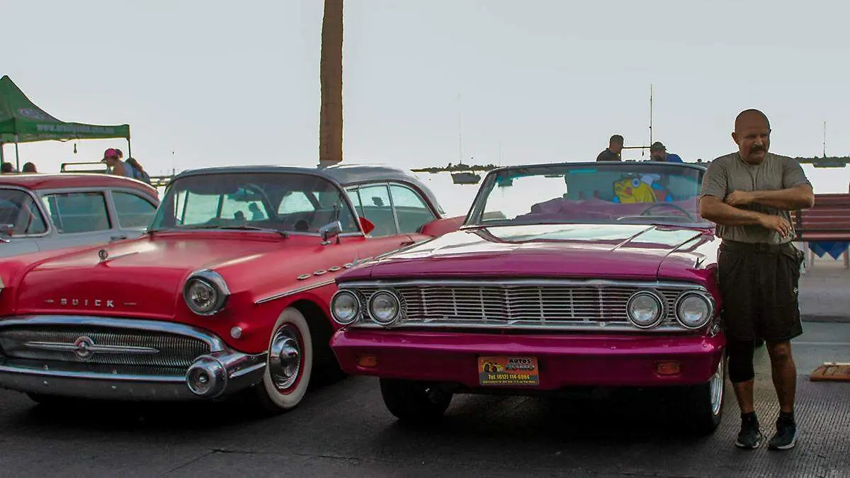 malecon-la-paz-autos-clasicos