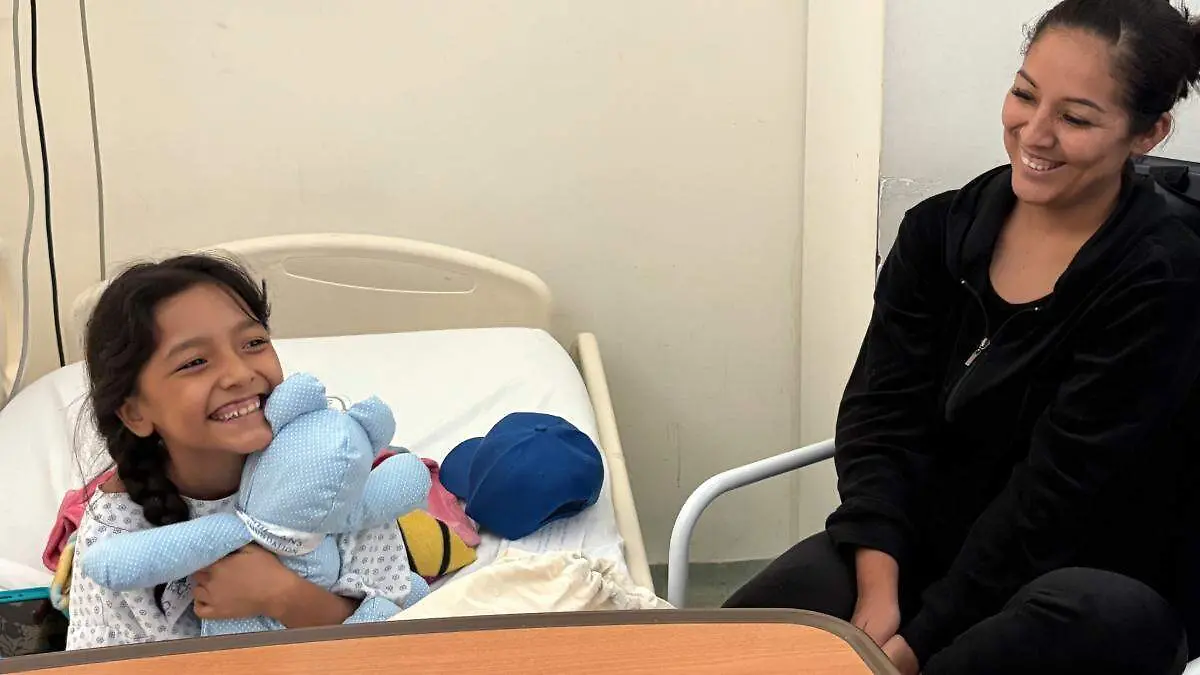 niña-con-cancer-recibiendo-oso-peluche