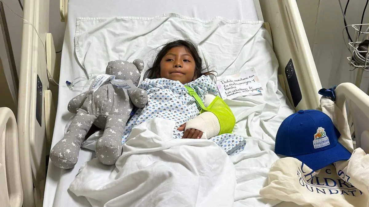 niña-acostada-cama-hospital-oso-peluche