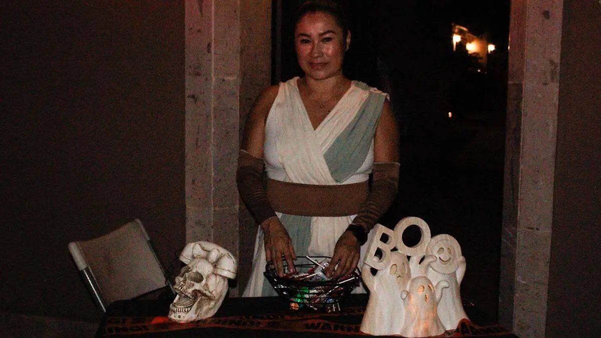 vecinos-fidepaz-repartiendo-dulces-halloween