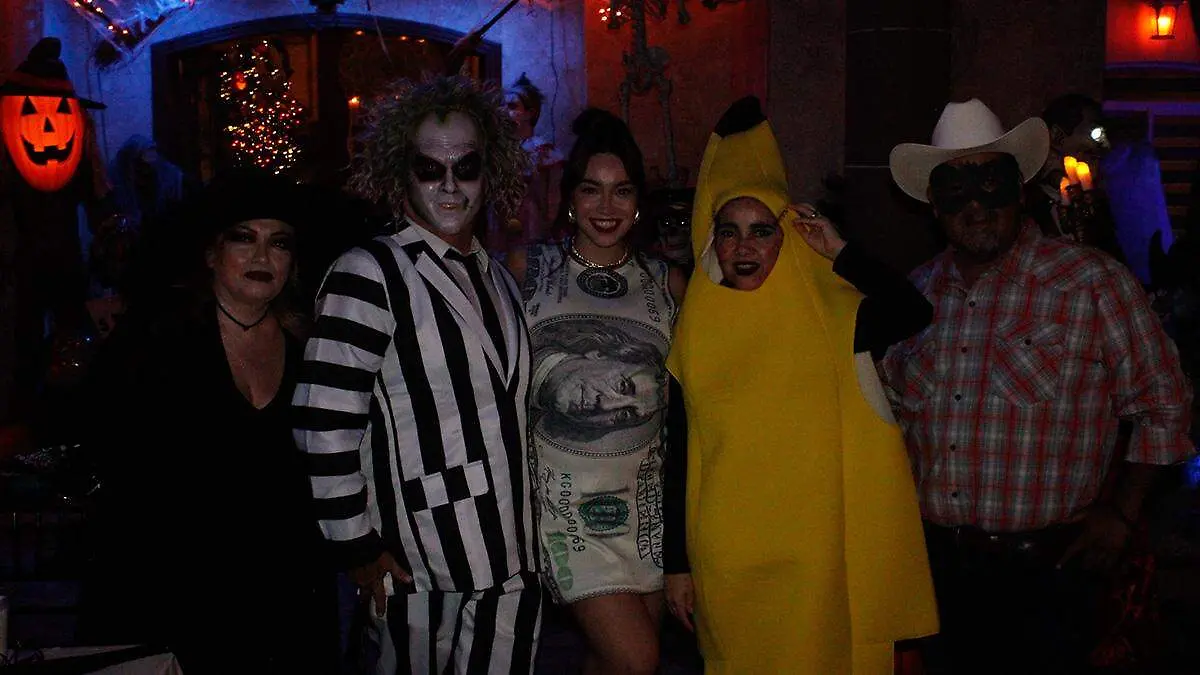 familia-disfrazada-fidepaz-regalando-dulces