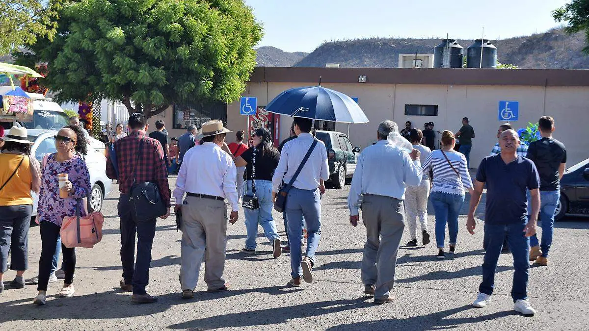 visitantes panteones de la paz
