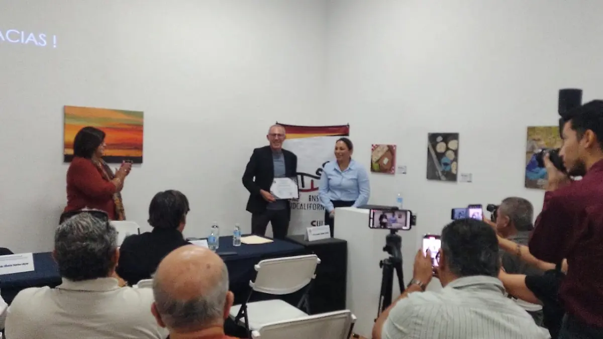 Reconocimiento al arqueologo mexicano