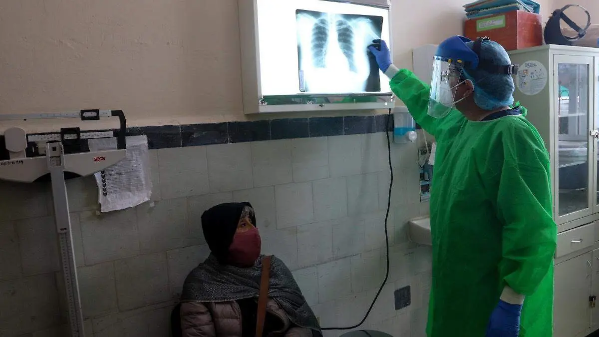 doctor-revisando-radiografia-pulmones-mujer