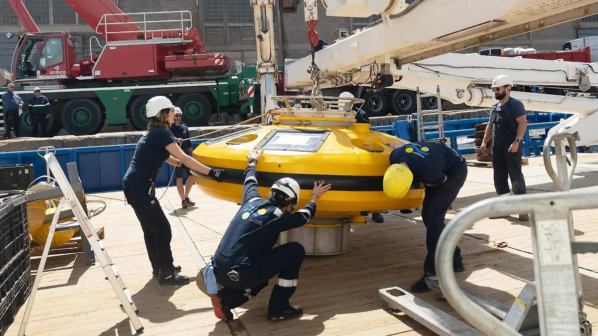 Tecnicos del buque Falkor 1