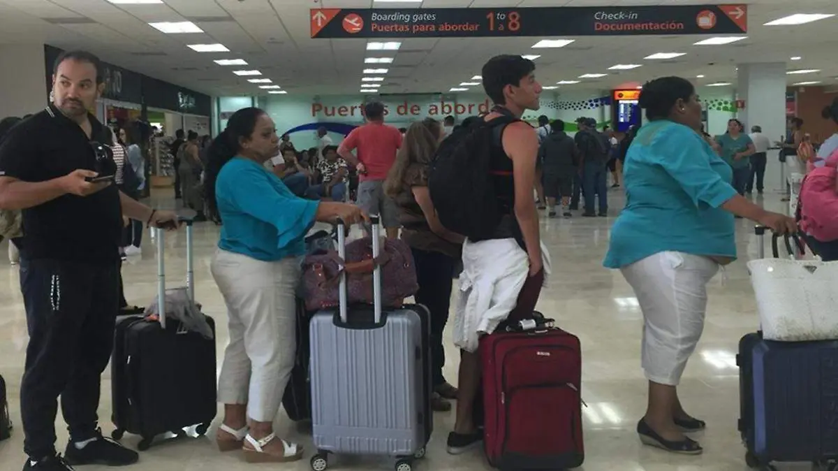 Turistas aeropuerto los cabos