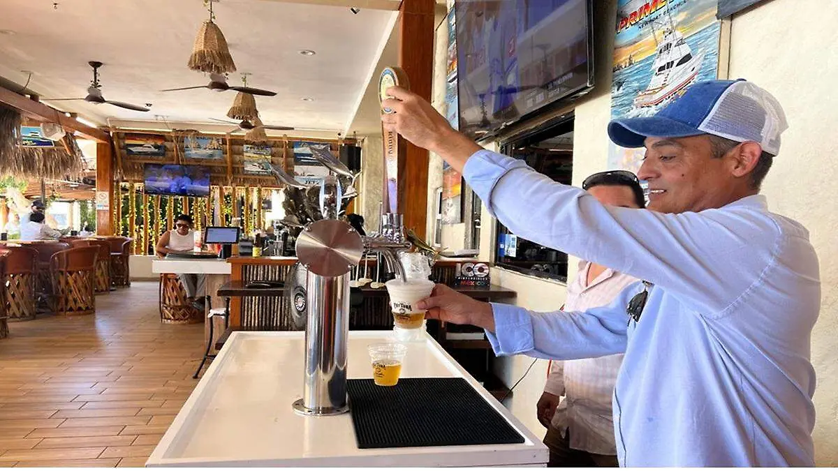 sirviendo bebidas los cabos