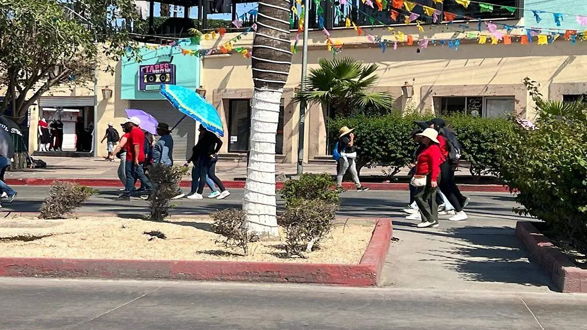 personas-caminando-calle-cabo-san-lucas
