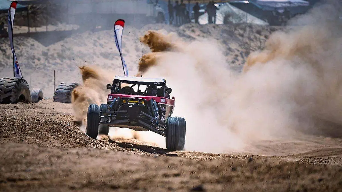 vehiculo-sobre-camino-tierra-carrera-off-road