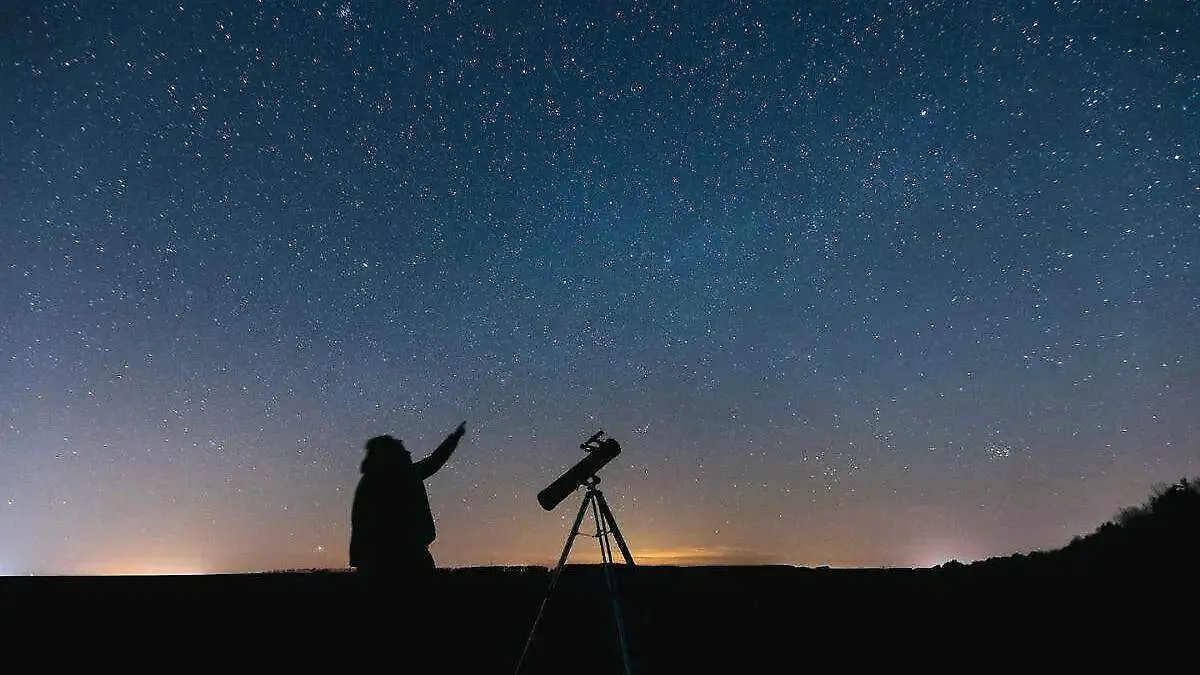 persona-telescopio-noche-estrellas