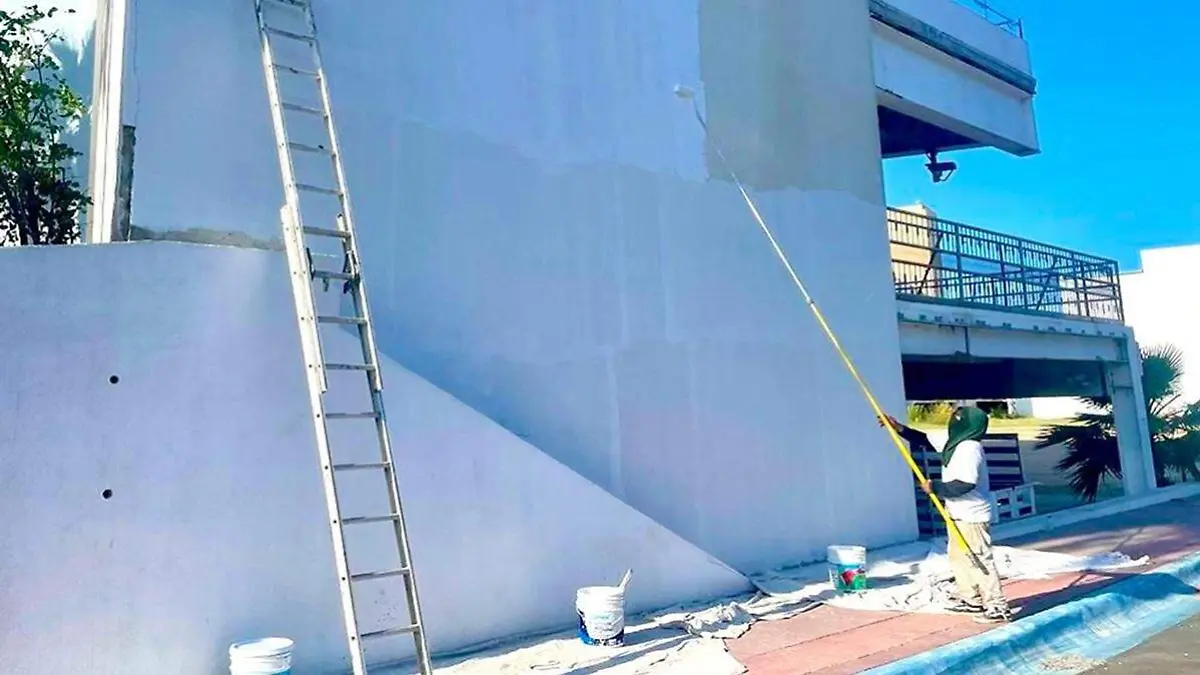 hombre-pintando-pabellon-cultural-republica-nabor-garcia-los-cabos