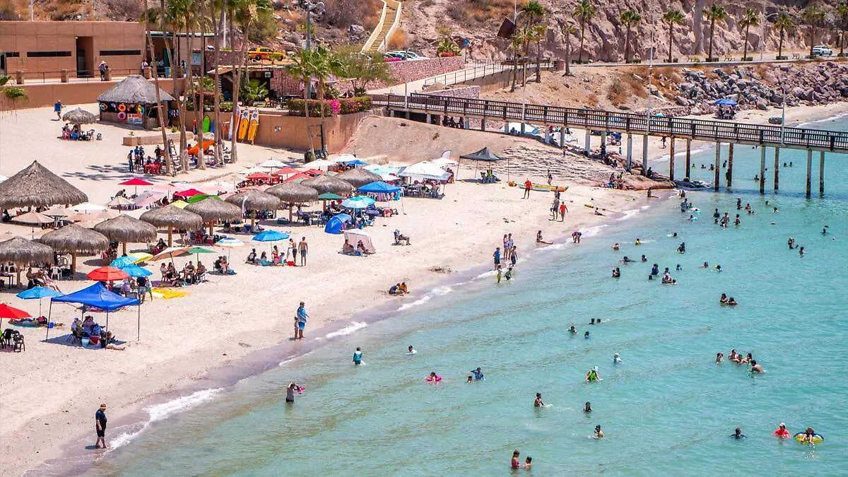 LA PAZ TURISMO en la playa el coromuel