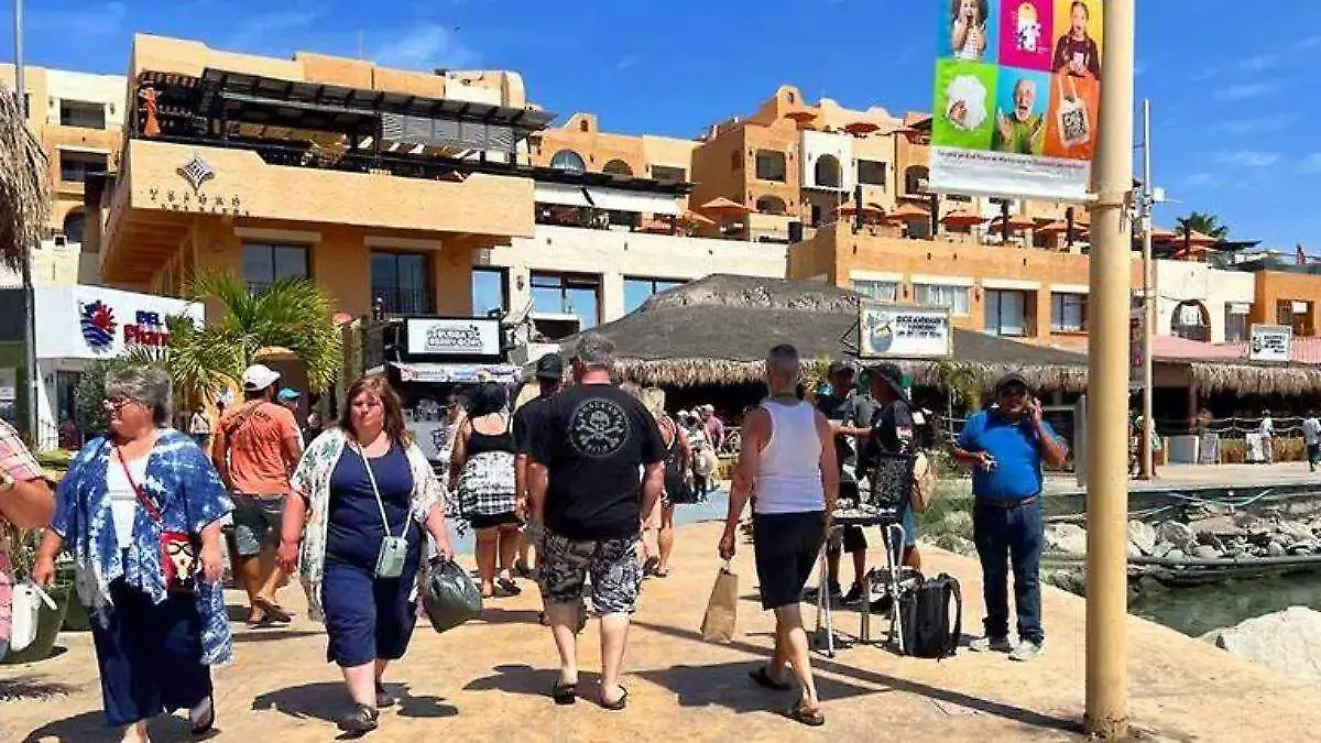 turistas en playa marina y muelle de Los Cabos BCS