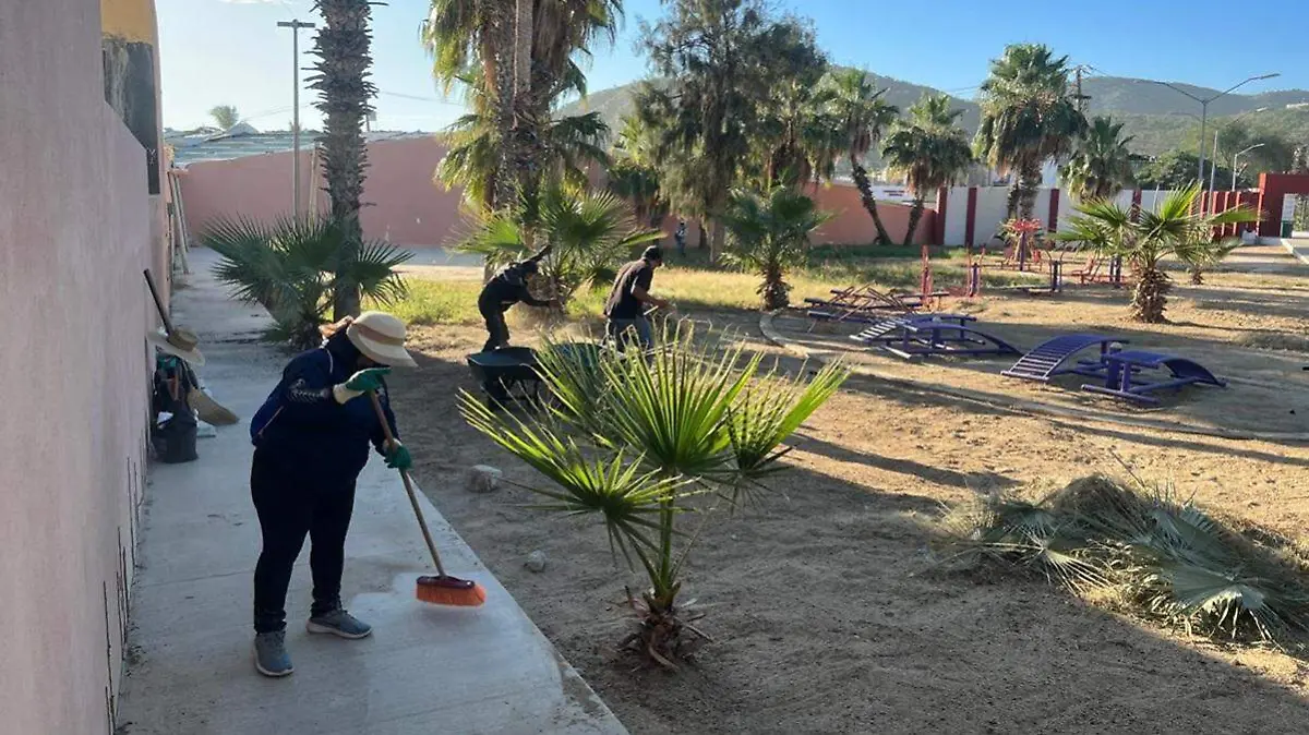 personas-barriendo-plaza-publica-leon-cota-collins-cabo-san-lucas