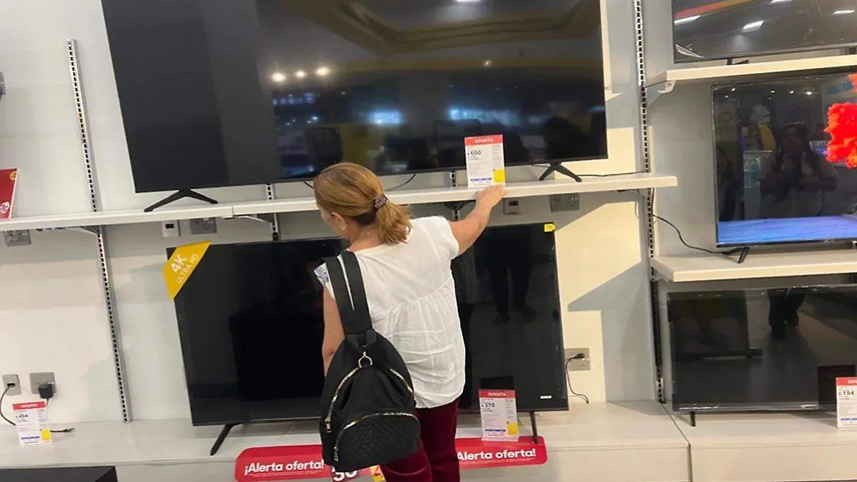 mujer-viendo-ofertas-television-centro-comercial-los-cabos