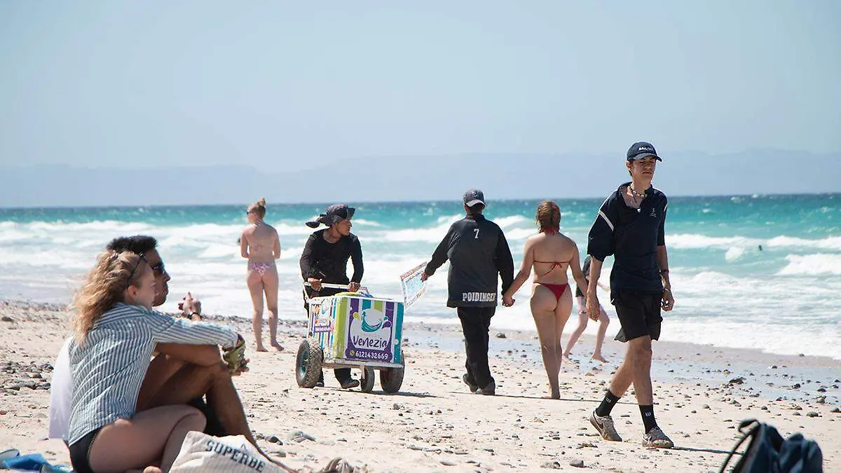 visitantes-playa-el-tecolote