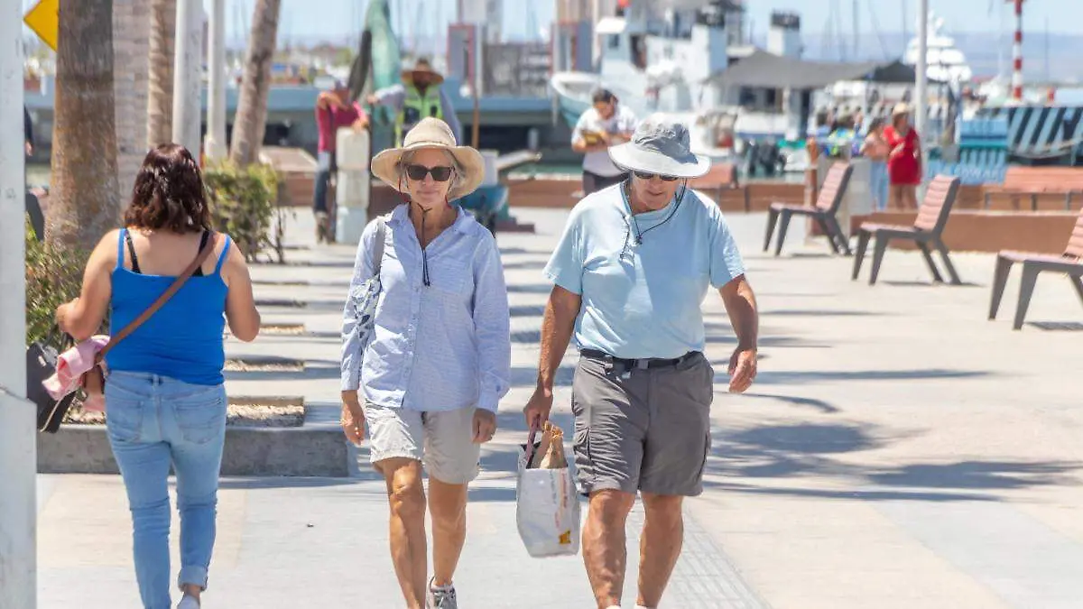Turistas en el malecon de la paz