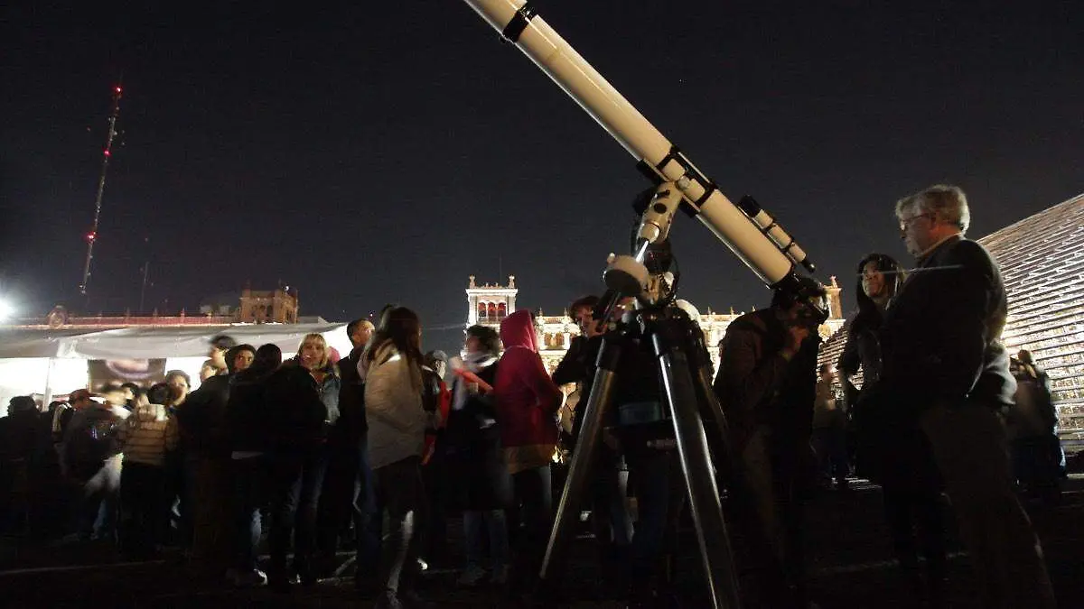personas-instalan-telescopios-observacion-astronomica-evento-publico